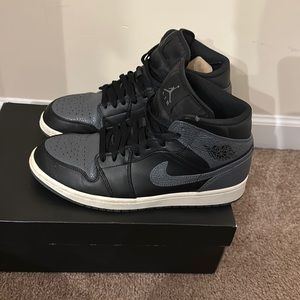 Jordan 1 mid Black and gray